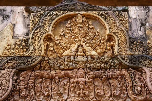 Kamboçya. Siem Reap. Angkor arkeoloji parkı. Banteay Srei Tapınağı. Tapınağın girişinde kabartma manevrası var.