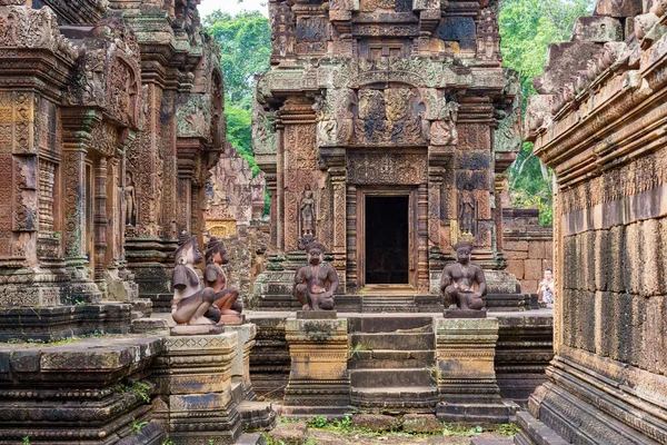 Kamboçya. Siem Reap Eyaleti. Angkor arkeoloji parkı. Banteay Srei. 10. yüzyıl Hindu tapınağı Shiva 'ya adanmıştır.