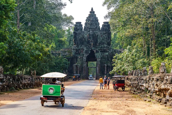 Kambodja Siem Reap Angkors Arkeologiska Park Tuk Tuk Tar Turister — Stockfoto