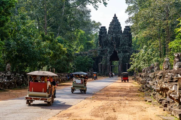 Kamboçya. Siem Reap. Angkor arkeoloji parkı. Tuk tuk turistleri 12. Yüzyıl Hindu Tapınağına götürüyor.