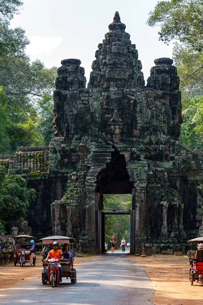 Kamboçya. Siem Reap. Angkor arkeoloji parkı. Tuk tuk turistleri 12. Yüzyıl Hindu Tapınağına götürüyor.