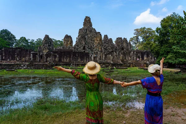 Kambodja Siem Reap Angkors Arkeologiska Park Ett Par Kvinnor Framför — Stockfoto