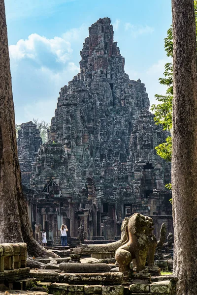 Kambodja Siem Reap Angkors Arkeologiska Park Turister Besöker Bayon Temple — Stockfoto