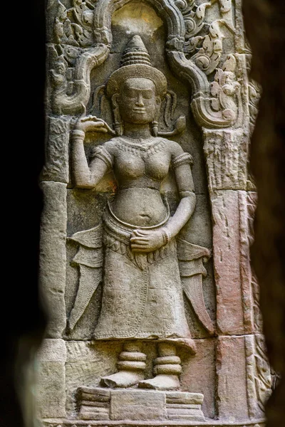 カンボジア シェムリアップ アンコールの考古学公園 12世紀ヒンドゥー教寺院のデヴァタの浅浮き彫り彫刻 — ストック写真