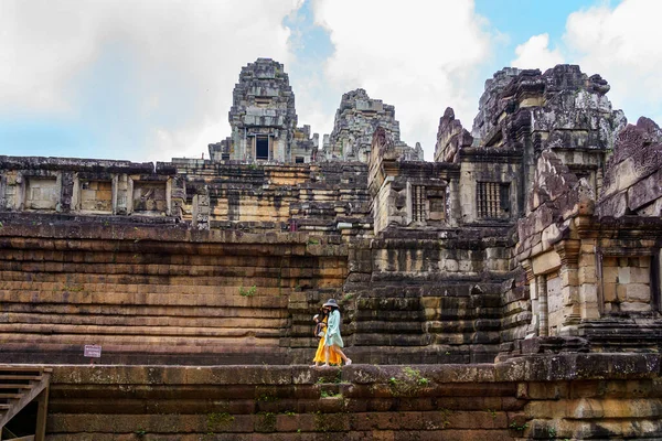 Kambodża Żniwiarz Siem Park Archeologiczny Angkor Kilka Kobiet Spacerujących Świątyni — Zdjęcie stockowe