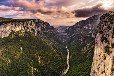 Avrupa, Fransa, Var, Verdon Bölgesel Doğal Parkı, Gorges du Verdon. Alacakaranlıkta Büyük Kanyon.