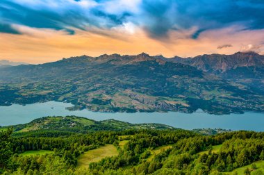 Fransa. Hautes-Alpes. Serre-Poncon Gölü. Saint-Michel Koyu ve Saint-Michel Şapeli. Hava görünümü