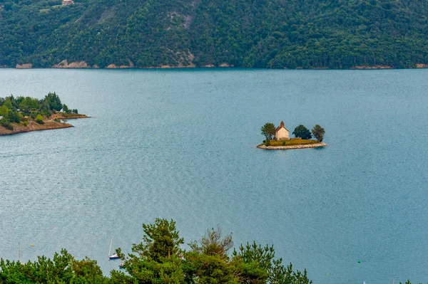 França Hautes Alpes Lago Serre Ponon Baía Saint Michel Capela — Fotografia de Stock