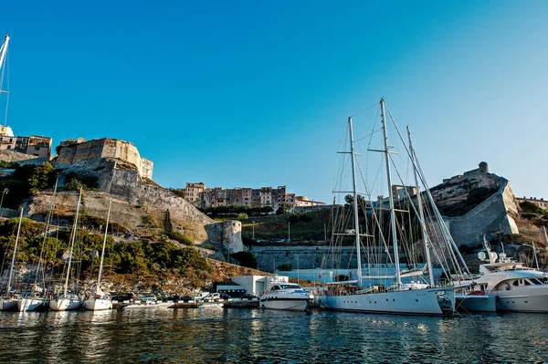 Avrupa. Fransa. Corse-du-Sud (2A). Bonifacio. Siperlerin önündeki bir limanda yelkenli.