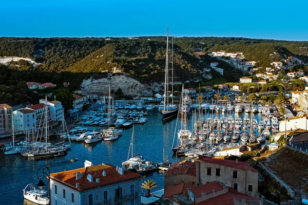Avrupa. Fransa. Korsika. Corse-du-Sud (2A). Bonifacio. Yukarıdan marina manzarası