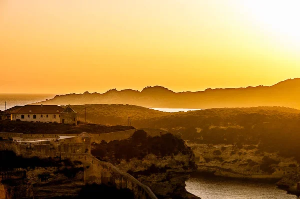 ヨーロッパだ フランスだ コルシカ島 コルセ スード ボニファシオ 要塞と夕暮れ時の城壁 — ストック写真