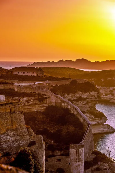 Avrupa. Fransa. Korsika. Corse-du-Sud (2A). Bonifacio. Kale ve surlar gün batımında