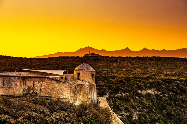 Avrupa. Fransa. Korsika. Corse-du-Sud (2A). Bonifacio. Kale ve surlar gün batımında