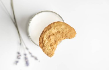 Kurabiyeyi bir bardak sütle ısır. 