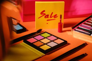 Kelime satışı güzellik ürünleri arasında dudak parlatıcıyla yazıldı