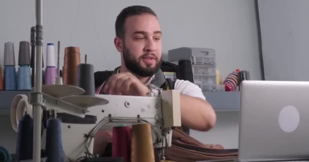 Hombre haciendo cursos de costura en línea — Vídeo de stock