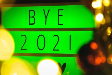 Mektup panosundaki ışık kutusunda BYE 2021, yeni yıl 2022 konsepti, hafif bokeh.