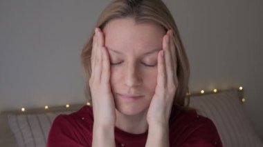 Yüzüne dokunan kadın.