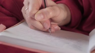 Günlüğe yazan kadın.