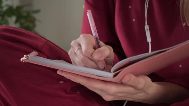 Kobieta pisząca pamiętnik. — Wideo stockowe