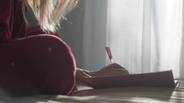 Mulher escrevendo em diário. — Vídeo de Stock