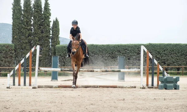 Niño Caballo Saltando Obstáculos Durante Entrenamiento Paddock Clases Equitación — Foto de Stock