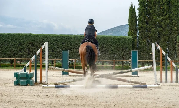 Menino Cavalo Saltando Sobre Obstáculos Durante Treinamento Paddock Aulas Equitação — Fotografia de Stock