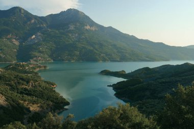 Yunanistan 'ın orta kesimindeki Evrytania bölgesindeki göl ve dağların manzarası. Kremaston Gölü.