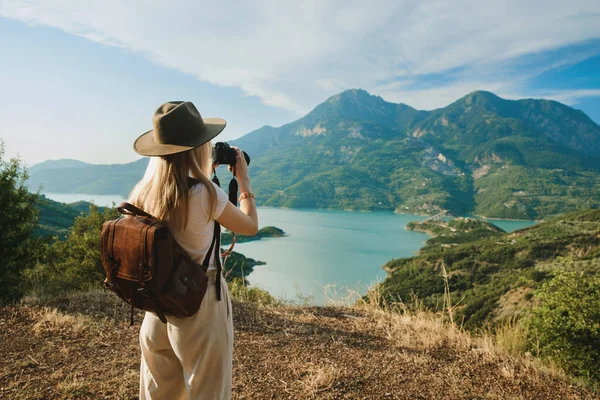 Woman Photographer Big Backpack Taking Photo Mountains Blue Lake Travel — ストック写真
