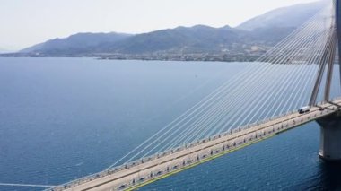 Yunanistan 'ı Peloponese' ye bağlayan Charilaos Trikoupis Rio - Antirio köprüsü olarak da bilinen deniz üzerindeki başıboş köprünün insansız hava aracı görüntüsü.