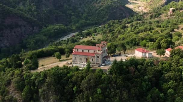 Zdjęcie Drona Greckiego Kościoła Prawosławnego Górach Środkowej Grecji — Wideo stockowe