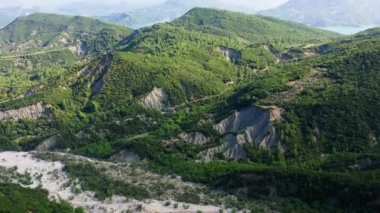 Orta Yunanistan ve Evritania bölgesindeki yeşil dağların insansız hava aracı görüntüleri.