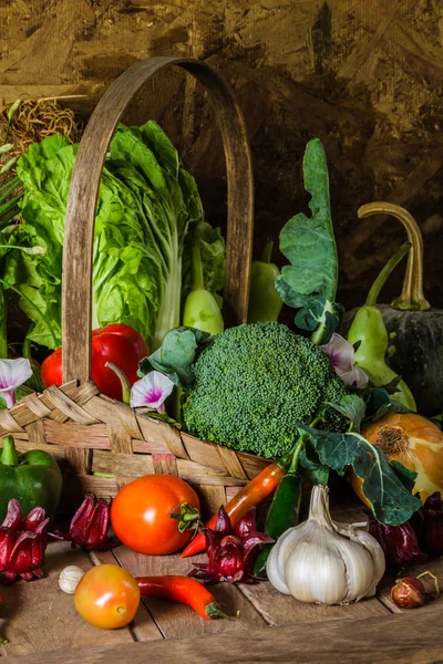 Nature morte Légumes, herbes et fruits . — Photo