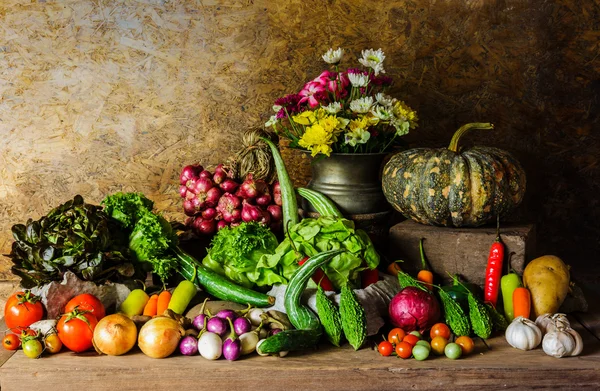 Vida morta Legumes, ervas e frutas . — Fotografia de Stock