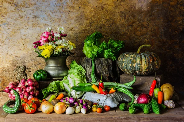 Stilleven groenten, kruiden en fruit. — Stockfoto