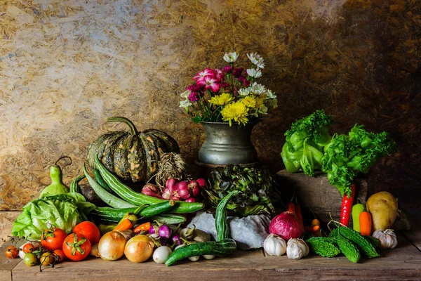 Bodegón Verduras, hierbas y frutas . —  Fotos de Stock