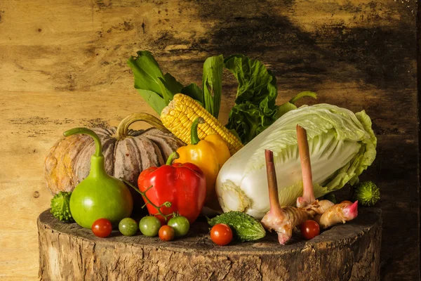Stilleben av grönsaker och frukt. — Stockfoto