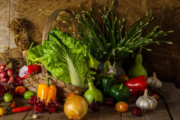 Stilleven groenten, kruiden en fruit. — Stockfoto