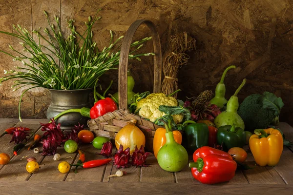 Vida morta Legumes, ervas e frutas . — Fotografia de Stock