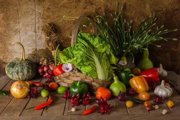 Stillleben Gemüse, Kräuter und Obst. — Stockfoto