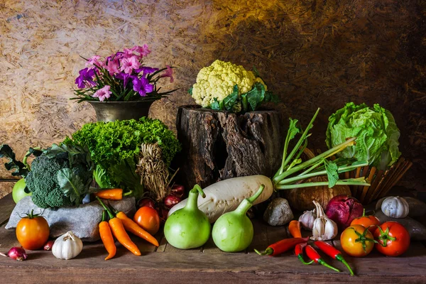 Stilleben grönsaker, örter och frukter. — Stockfoto