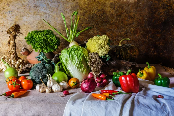 Nature morte Légumes, herbes et fruits . — Photo