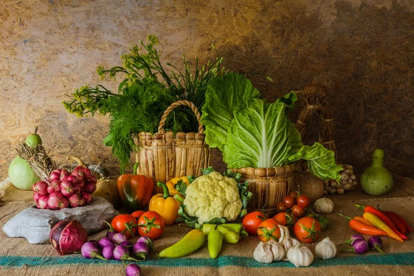 Vida morta Legumes, ervas e frutas . — Fotografia de Stock