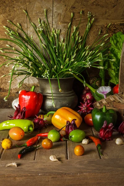 Stilleven groenten, kruiden en fruit. — Stockfoto