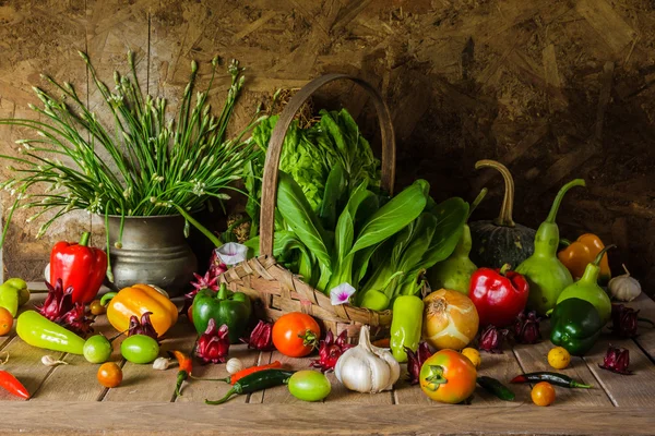 Stilleven groenten, kruiden en fruit. — Stockfoto