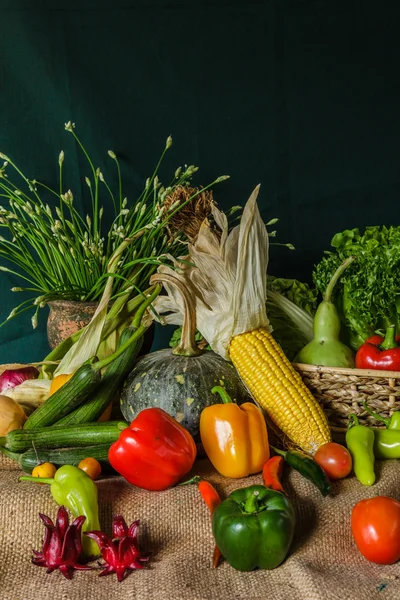 Stilleven groenten, kruiden en fruit. — Stockfoto