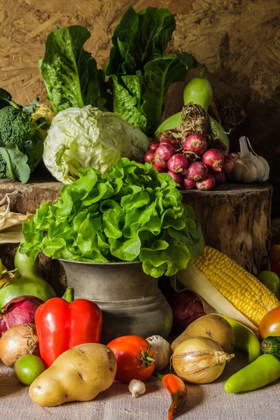 Stilleben grönsaker, örter och frukter. — Stockfoto