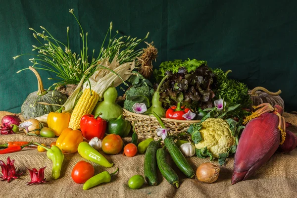 Nature morte Légumes, herbes et fruits . — Photo