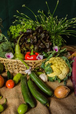 Natürmort sebzeler, otlar ve meyveler.