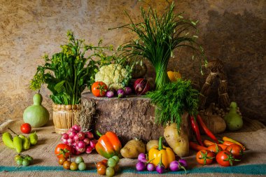 Natürmort sebzeler, otlar ve meyveler.